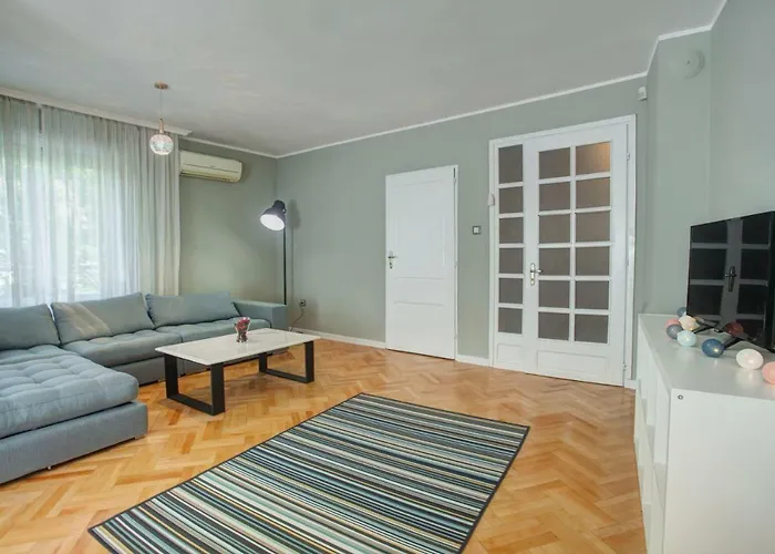 Spacious Flat Close To The American Embassy, Free Parking Place