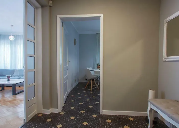 Spacious Flat Close To The American Embassy, Free Parking Place