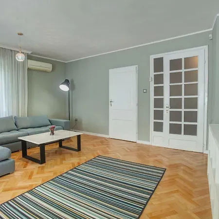Spacious Flat Close To The American Embassy, Free Parking Place