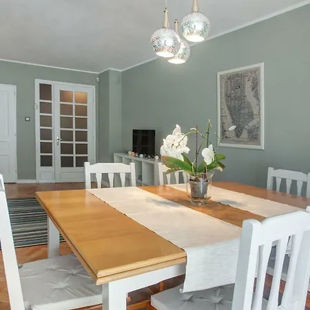 Spacious Flat Close To The American Embassy Апартаменты София